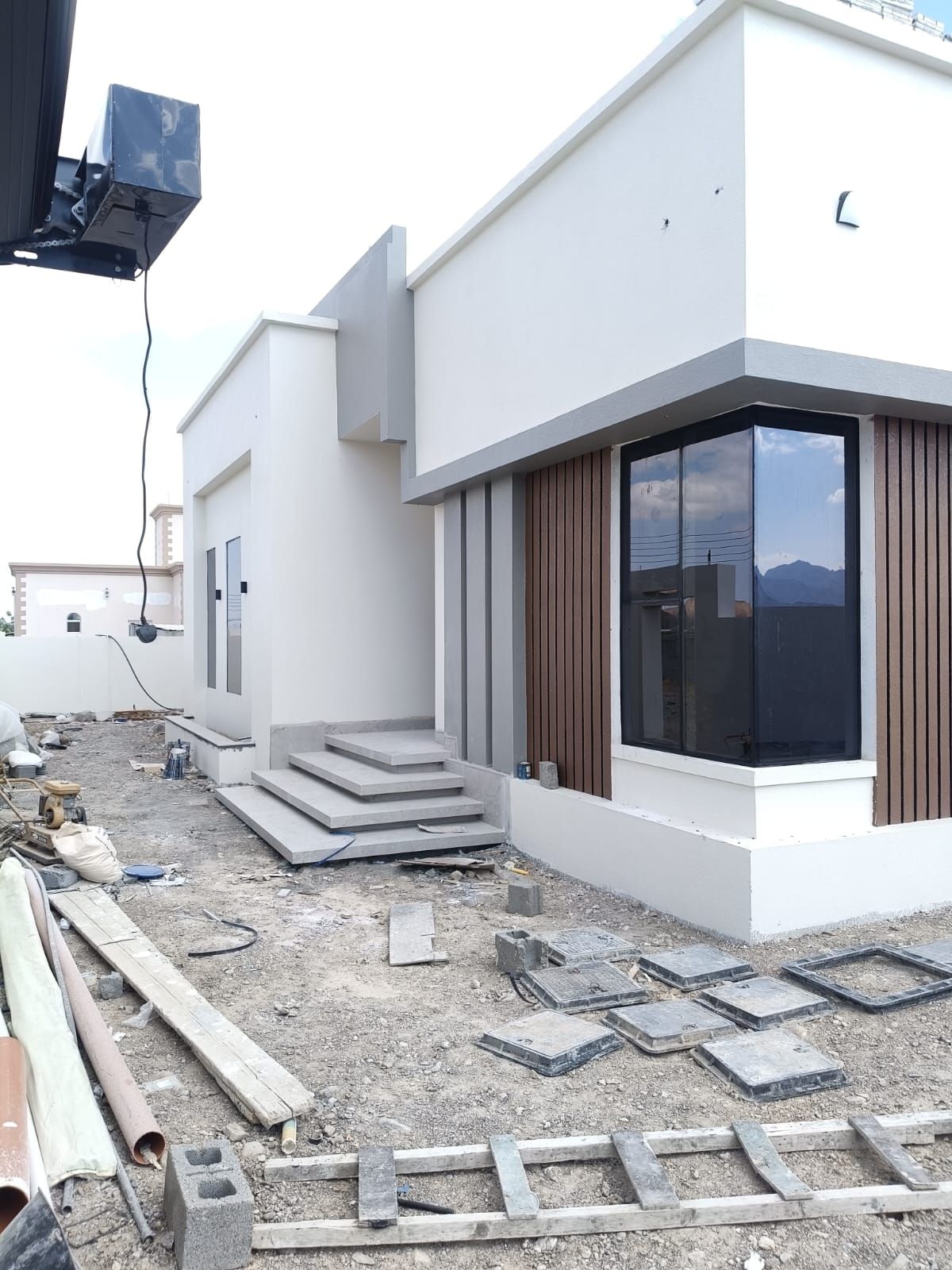 رش دهانات خارجية لمنزل باستخدام معدات احترافية