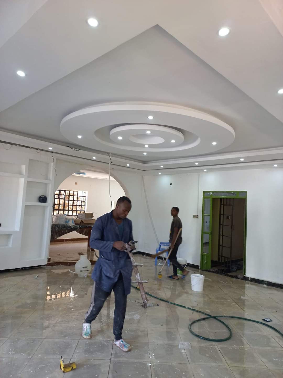 فني دهانات يستخدم بخاخ دهان كهربائي